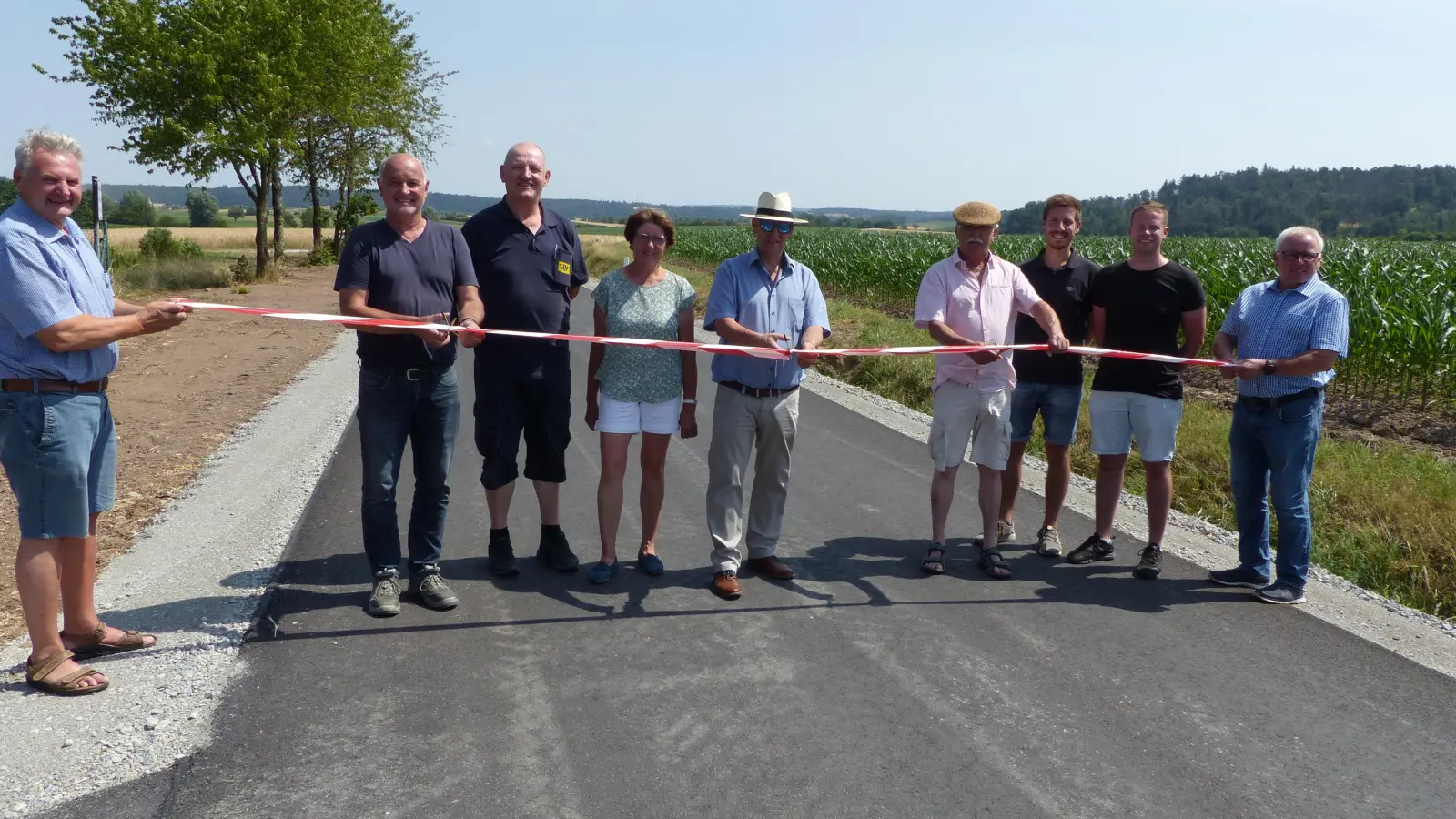 Schnitten das Band durch und gaben die Straße frei (von links): Stadtrat Hartmut Gröner, Tiefbauingenieur Harald Großmüller, Projektbegleiter Hubert Ziesel, Hanne Abelein aus dem Ortsteil Stilzendorf, Schillingsfürsts Bürgermeister Michael Trzybinski, Zweiter Bürgermeister Herbert Seidel, Bauleiter David Christ, Techniker Steffen Heidingsfelder und Stadtrat Thomas Schumacher. (Foto: Bernhard Heim)