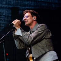 Kamrad riss das Publikum auf dem Campus der Hochschule mit: Der Popsänger setzte zum Abschluss des Ansbach Open auf Up-Tempo – von Pop bis zu rockigen Einflüssen. (Foto: Evi Lemberger)