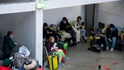 Flüchtlinge aus der Ukraine warten nach ihrer Ankunft am Hauptbahnhof in München. (Foto: Sven Hoppe/dpa)