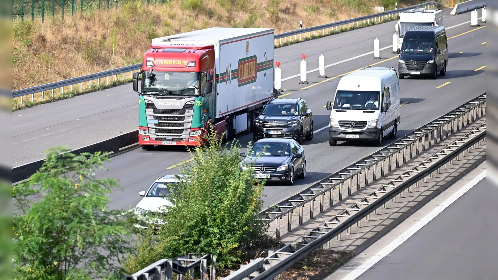 Lastwagen sollen Lieferungen übernehmen, die wegen des Niedrigwassers in Flüssen nicht per Schiff transportiert werden können (Symbolbild) (Foto: Roberto Pfeil/dpa)