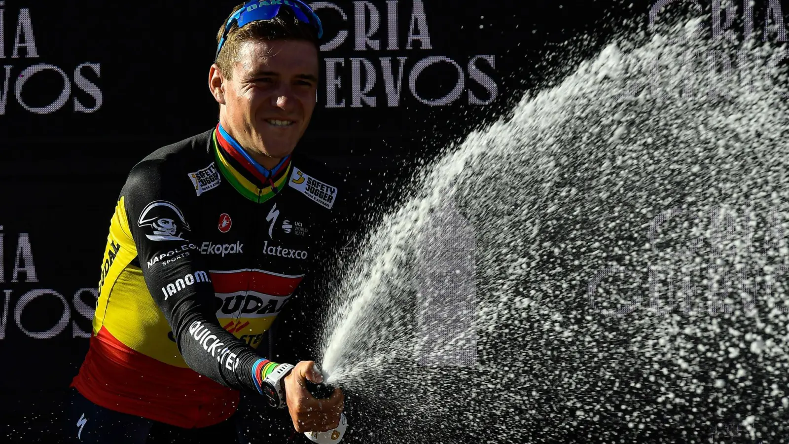 Remco Evenepoel feiert seinen zweiten Etappensieg bei der Vuelta. (Foto: Alvaro Barrientos/AP/dpa)