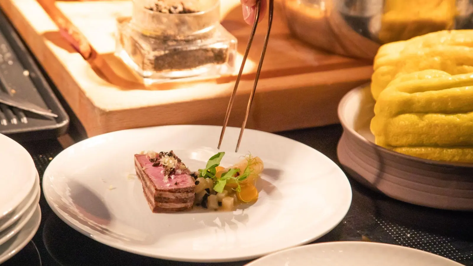 Bei Sterneköchen wird der Teller zur Leinwand. Das geht auch daheim. Beim Spiel mit Farben und Komponenten sollten Portionen filigran platziert werden, gern auch mit Pinzette. So wird der Teller zum Kunstwerk, der Koch zum Künstler.  (Foto: Christin Klose/dpa-tmn)