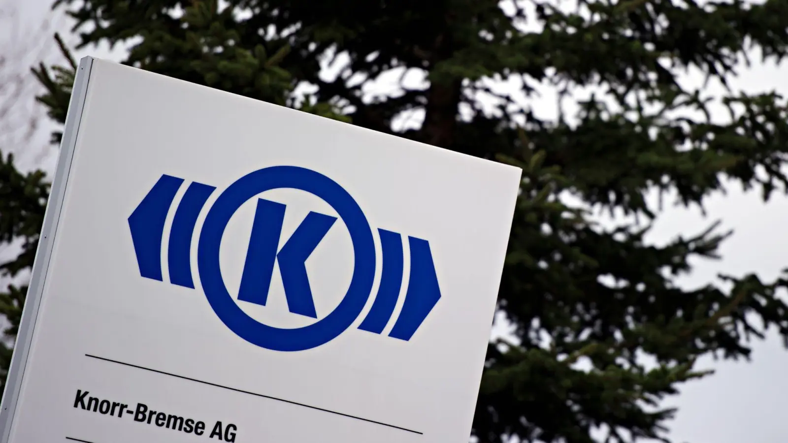 Das Logo der Knorr-Bremse AG ist auf einem Schild an der Zentrale des Unternehmens zu sehen. (Foto: Nicolas Armer/dpa/Archiv)