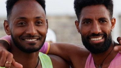 Amanal Petros (r) nahm Samuel Fitwi (l) den deutschen Marathon-Rekord wieder ab. (Foto: David Gonzalez/dpa)