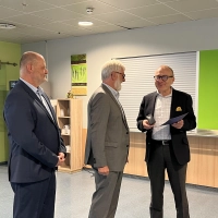 Die Stadt Feuchtwangen, vertreten durch Bürgermeister Dr. Ulrich Grünwald (rechts), wurde für ihre jahrelange Mitgliedschaft geehrt. Für die Lebenshilfe dankten Aufsichtsratsmitglied Gerd Behlert (links) und Aufsichtsratsvorsitzender Kurt Unger. (Foto: Nathalie Lober)