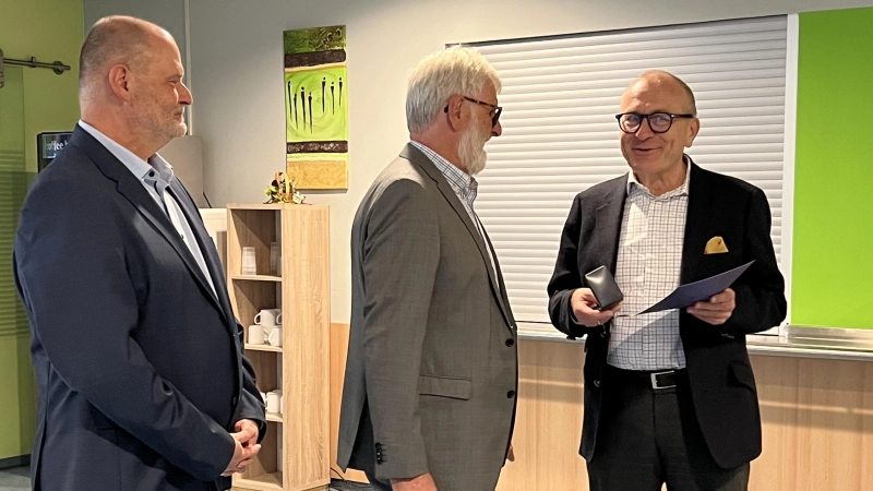Die Stadt Feuchtwangen, vertreten durch Bürgermeister Dr. Ulrich Grünwald (rechts), wurde für ihre jahrelange Mitgliedschaft geehrt. Für die Lebenshilfe dankten Aufsichtsratsmitglied Gerd Behlert (links) und Aufsichtsratsvorsitzender Kurt Unger. (Foto: Nathalie Lober)