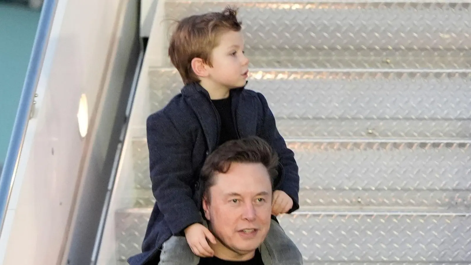Tech-Milliardär Elon Musk mit seinem Sohn X Æ A-Xii, genannt „Little X“. (Archivbild) (Foto: Manuel Balce Ceneta/AP/dpa)
