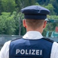 An der Isar hat die Polizei Schlauchboote kontrolliert - und einige Verstöße festgestellt. (Archivbild) (Foto: Peter Kneffel/dpa)