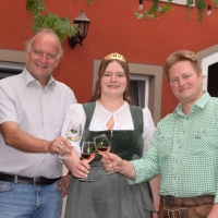 Freuen sich auf das 40. Weigenheimer Weinfest: Bürgermeister Rainer Mayer, Weinprinzessin Anne Markert und Weinbauvereinsvorsitzender Klaus Markert (von links). (Foto: Gerhard Krämer )