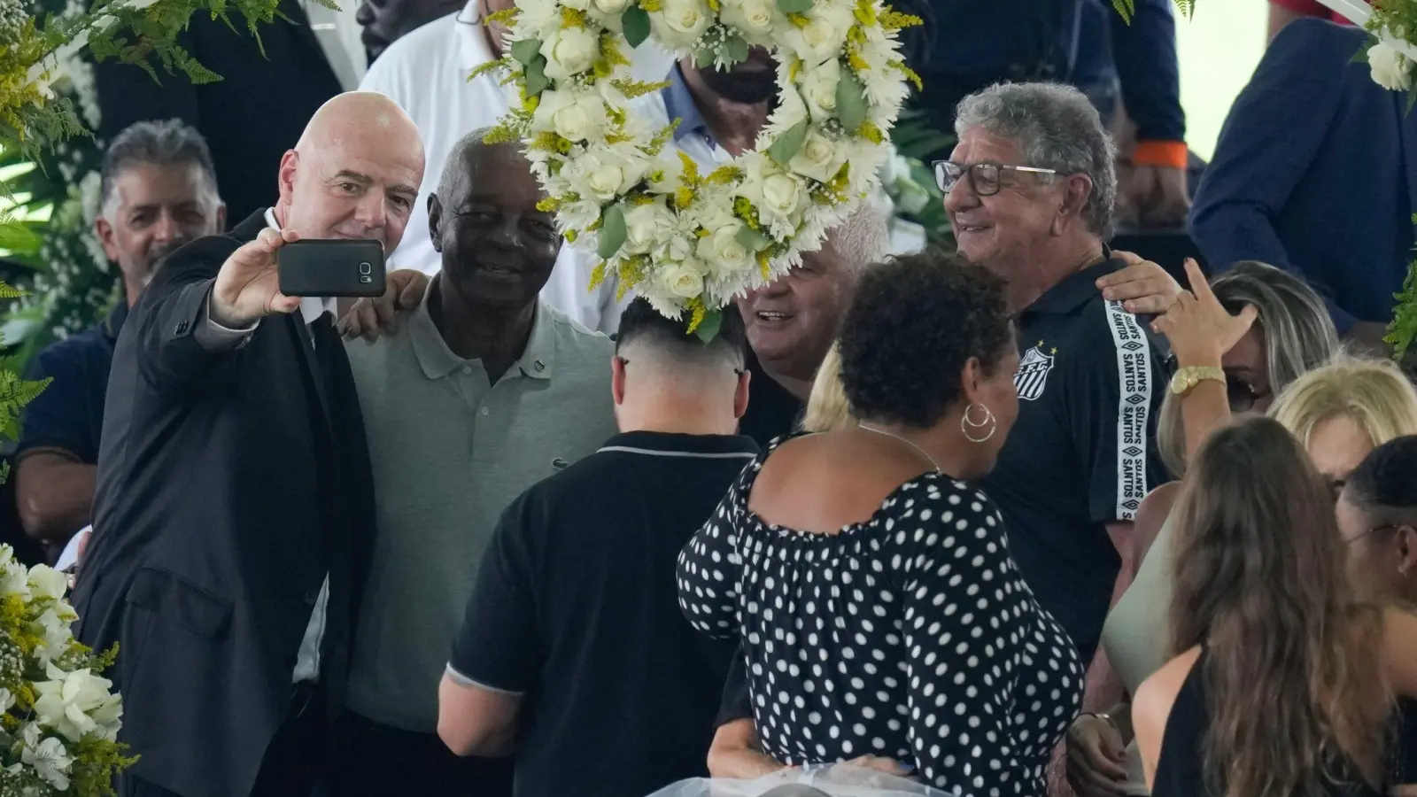 FIFA-Präsident Gianni Infantino (l) sorgte mit dem Selfie während der Totenwache für Pelé für Aufsehen. (Foto: Andre Penner/AP/dpa)
