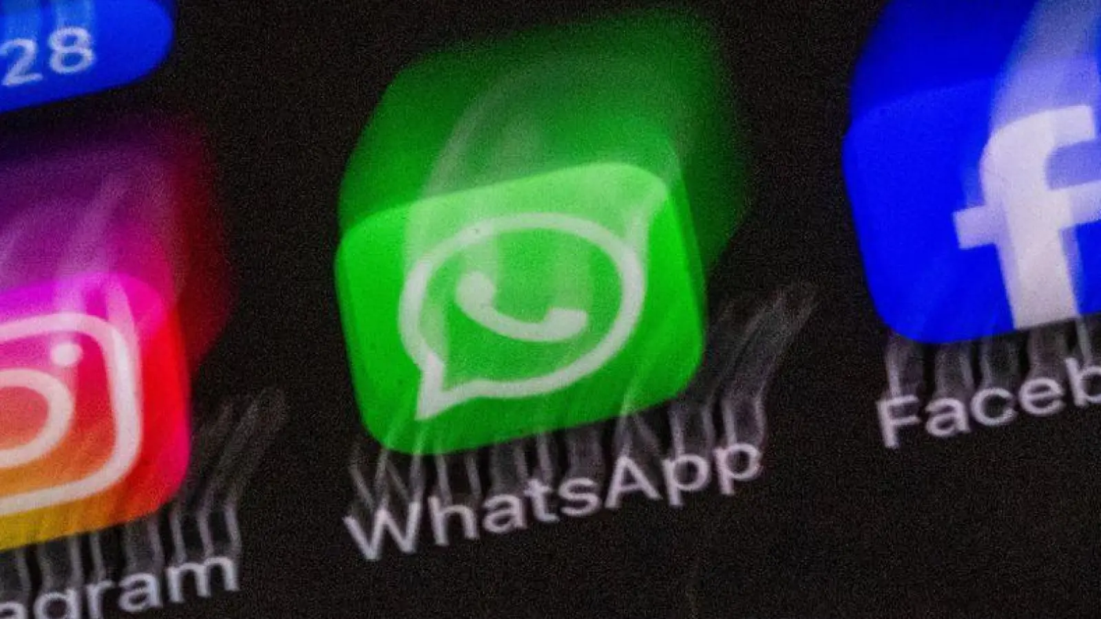 Der Messenger WhatsApp soll demnächst private Chats mit dem hauseigenen KI-Bot Meta AI bekommen. (Foto: Jens Büttner/dpa)