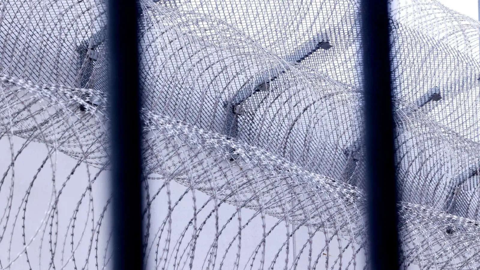 Viele Gefängnisse in Deutschland sind laut einer Umfrage am Rande ihrer Kapazität. (Symbolfoto) (Foto: David Young/dpa)