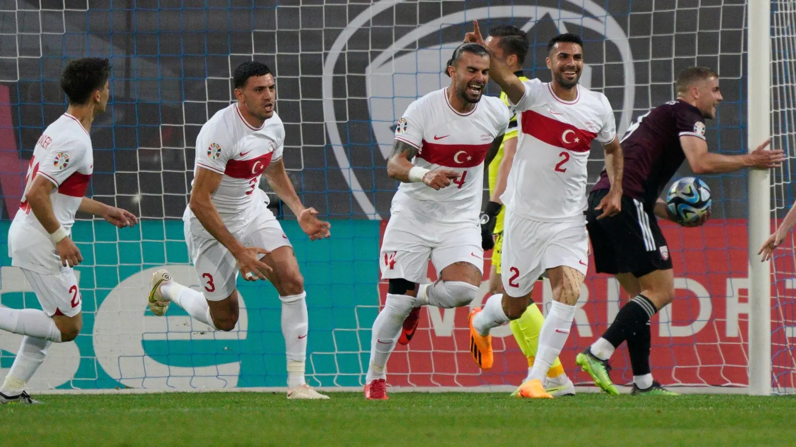 Gegen Lettland gewann die Türkei in Riga in letzter Minute mit 3:2 (1:0). (Foto: Roman Koksarov/AP/dpa)