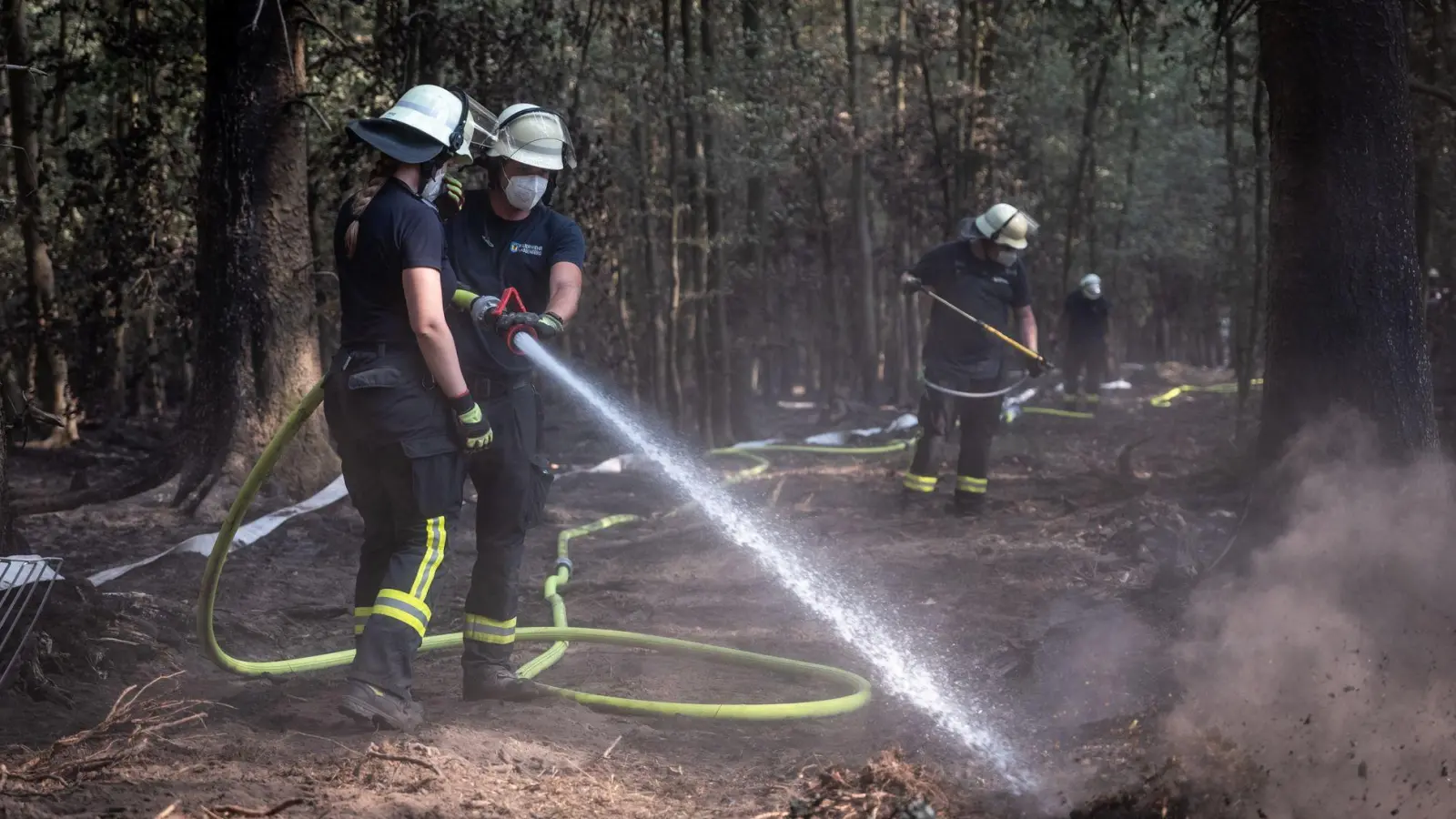Im Hürtgenwald werden noch Brandnester bekämpft. (Foto: Christian Knieps/dpa)