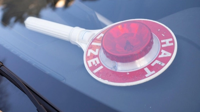Die Verkehrspolizei zog das Gespann am Sonntag auf dem Parkplatz Geisberg Süd heraus. (Symbolbild: Peter Kneffel/dpa)
