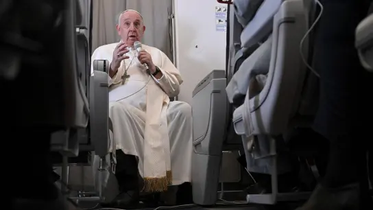 Papst Franziskus spricht während einer Pressekonferenz an Bord eines Flugzeugs. (Foto: Tiziana Fabi/AFP POOL/AP/dpa/Archivbild)