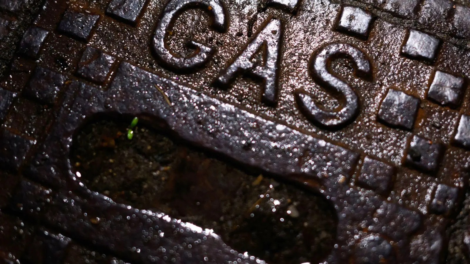 Ein Schriftzug „Gas“ steht auf einer gusseisernen Straßenkappe einer Gasleitung. (Foto: Julian Stratenschulte/dpa/Symbolbild)