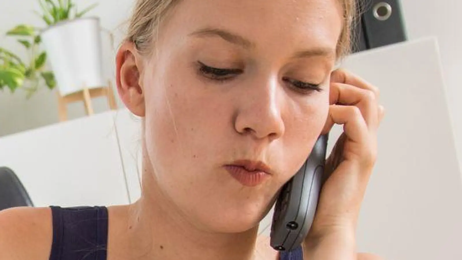 Ruhig bleiben: Das ist die wichtigste Regel, wenn es am Telefon rund geht. (Foto: Christin Klose/dpa-tmn)