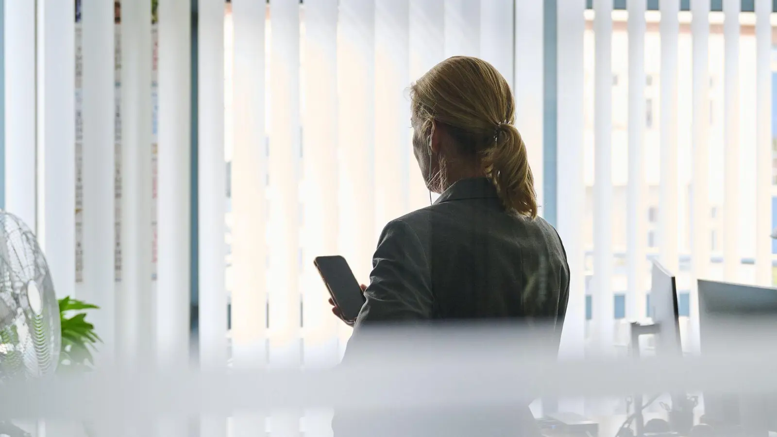 In der Praxis wird eine Abmahnung meist nach zwei bis drei Jahren entfernt, wenn sich der Mitarbeiter korrekt verhalten hat und kein berechtigtes Interesse an der Aufbewahrung besteht: Das gilt vor allem bei leichten Verstößen. (Foto: Annette Riedl/dpa/dpa-tmn)