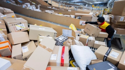  Laut EU-Kommission kamen 2024 täglich rund zwölf Millionen Pakete in der EU an - deutlich mehr als in den beiden Vorjahren. (Symbolbild) (Foto: Rolf Vennenbernd/dpa)