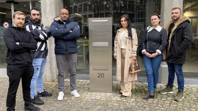 Marco Hochreuter, Abdul Abbara Ghani, Carlos Lampreia, Buket Demirci, Marina Stoyanova und Nuray Ahmed (von links) vor dem Arbeitsgericht in Nürnberg. (Foto: Gudrun Bayer)