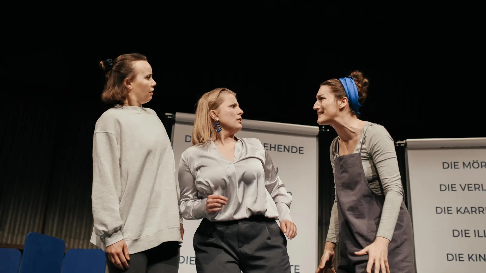 Anna Sturm, Svenja Weiß und Alida Lieb (von links) sind die drei Frauen, die in einer fremden Wohnung rätseln, was mit der Verschwundenen geschehen sein könnte. (Foto: Anna-Sophia Sackwitz)