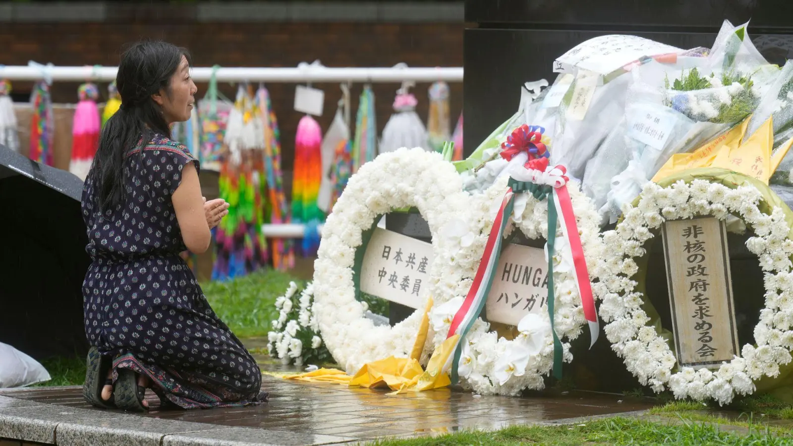 Mit einem Appell zur Abschaffung aller Atomwaffen hat die japanische Stadt Nagasaki der Opfer des Atombombenabwurfs vor 80 Jahren gedacht.  (Foto: Eugene Hoshiko/AP/dpa)
