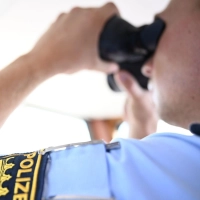 Die Polizei bringt die sieben Kinder sicher zum Ufer zurück. (Symbolbild) (Foto: Felix Kästle/dpa)
