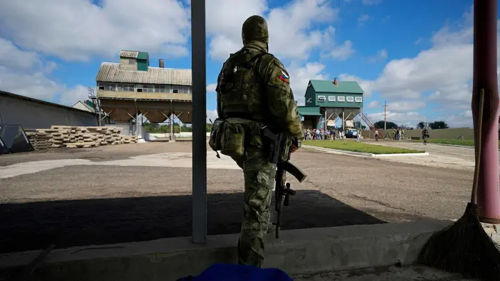 Ein russischer Soldat in Starobilsk in der Ukraine: Offenbar wollen die Männer, die in der Ukraine fallen könnten, auf diese Weise ihren Nachwuchs sichern. (Foto: AP/dpa)