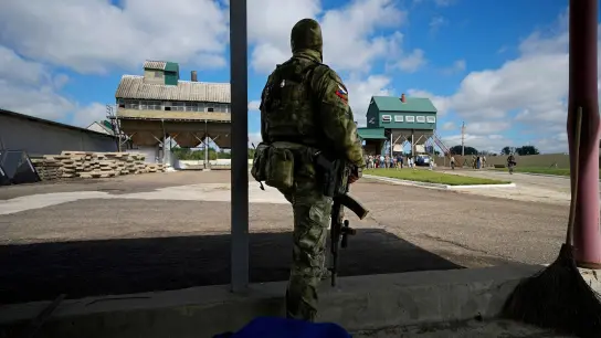Ein russischer Soldat in Starobilsk in der Ukraine: Offenbar wollen die Männer, die in der Ukraine fallen könnten, auf diese Weise ihren Nachwuchs sichern. (Foto: AP/dpa)
