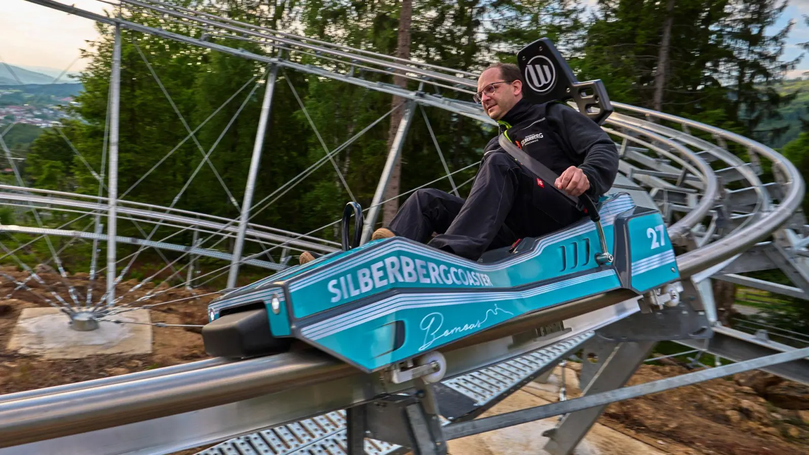 Mit der neuen Allwetterrodelbahn „Silberberg Coaster“ geht es mit bis zu 40 km/h rund 800 Meter lang durch die Baumkronen. (Foto: Marco Felgenhauer/Bodenmais Tourismus/dpa-tmn)