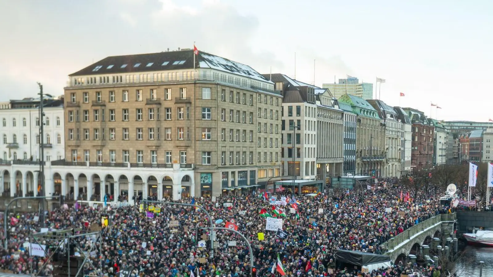 Die Großdemonstration gegen rechts Mitte Januar in Hambug wurde wegen Überfüllung abgebrochen. (Foto: Jonas Walzberg/dpa)