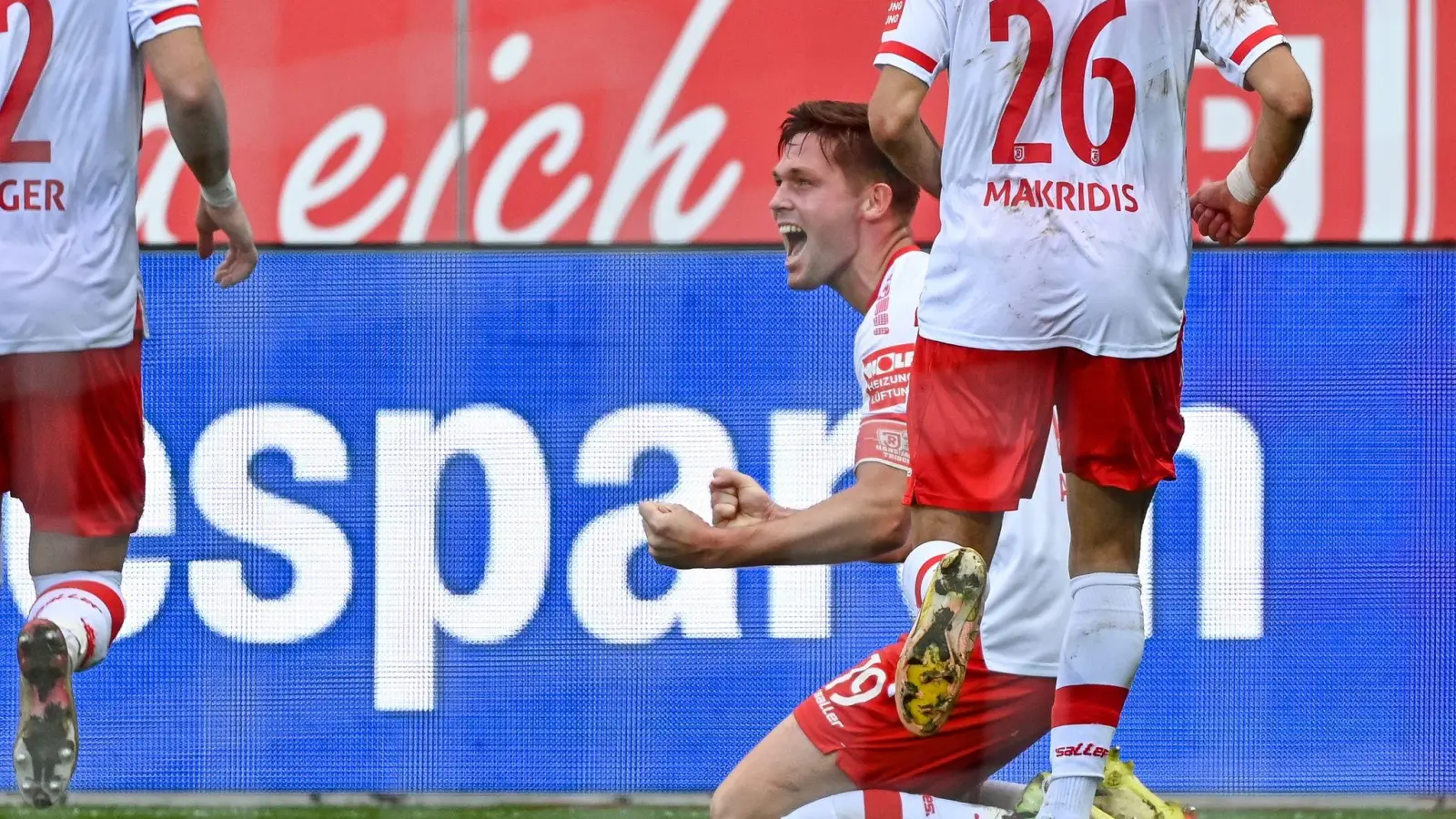 Regensburgs Andreas Albers jubelt nach seinem Treffer zum 2:1. (Foto: Armin Weigel/dpa)