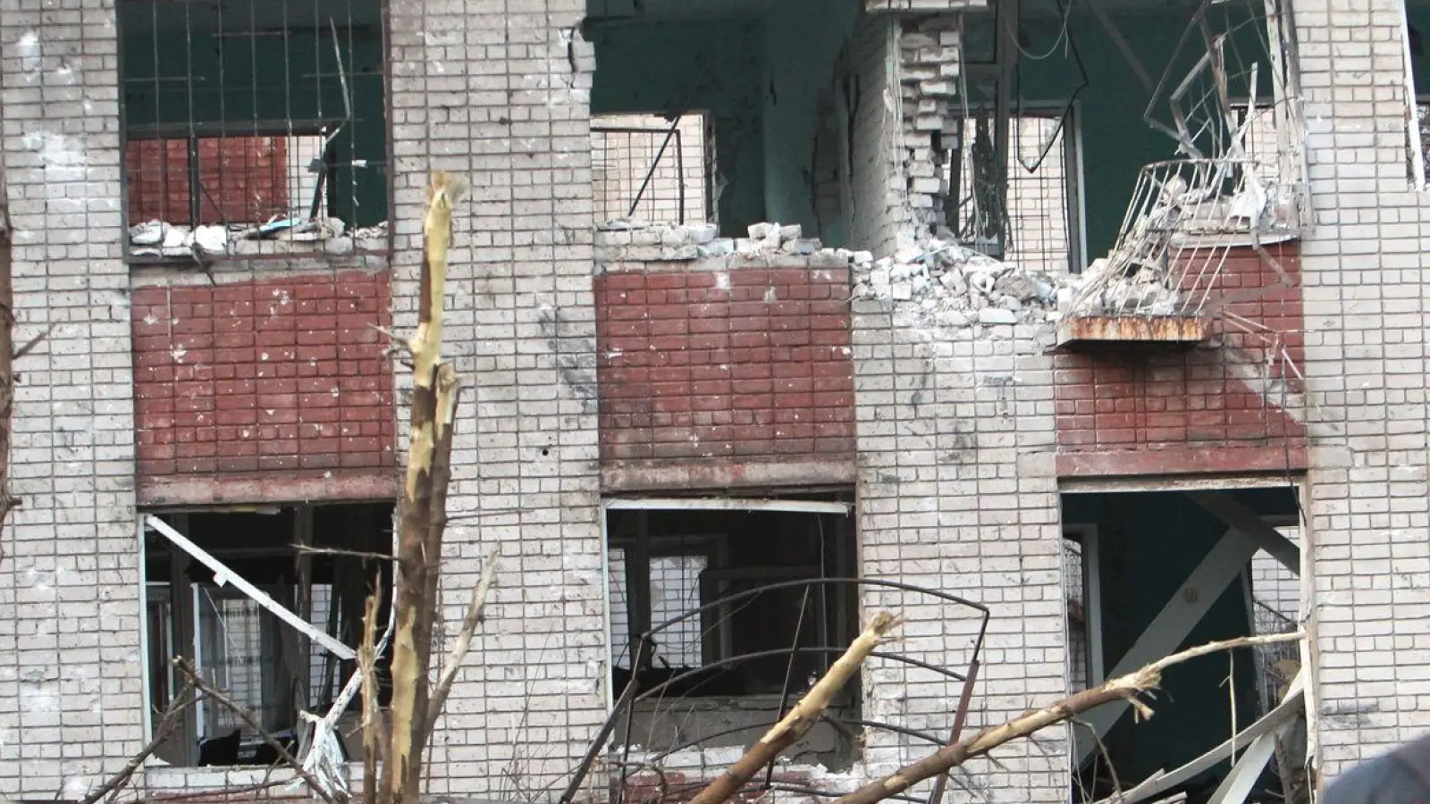 Infolge eines russischen Raketenangriffs auf einen Kindergarten und eine Hochschule sind in der ukrainischen Großstadt Dnipro mehrere Menschen, darunter auch Kinder, verletzt worden. (Foto: -/https://photonew.ukrinform.com/ Ukrinform/dpa)