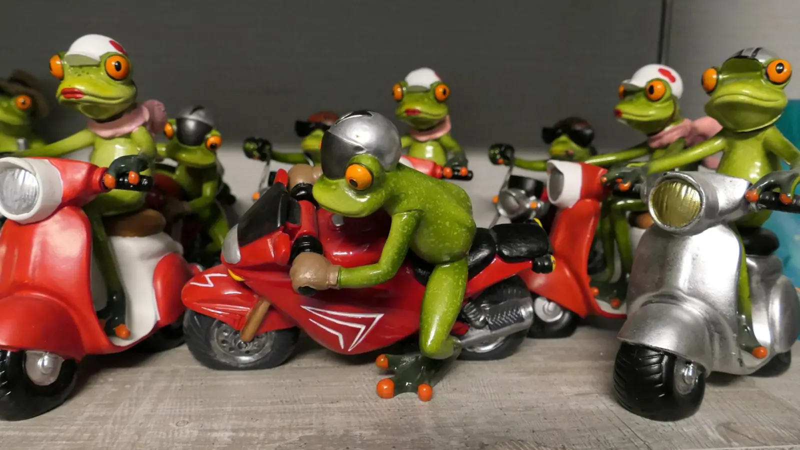 Thomas Schwab sammelt Frösche aus allen Materialien. (Foto: Andreas Jordan)