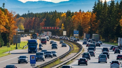 Für die Herbstferien erwartet der ADAC Staus auch auf Autobahnen in Bayern. (Foto: Peter Kneffel/dpa)