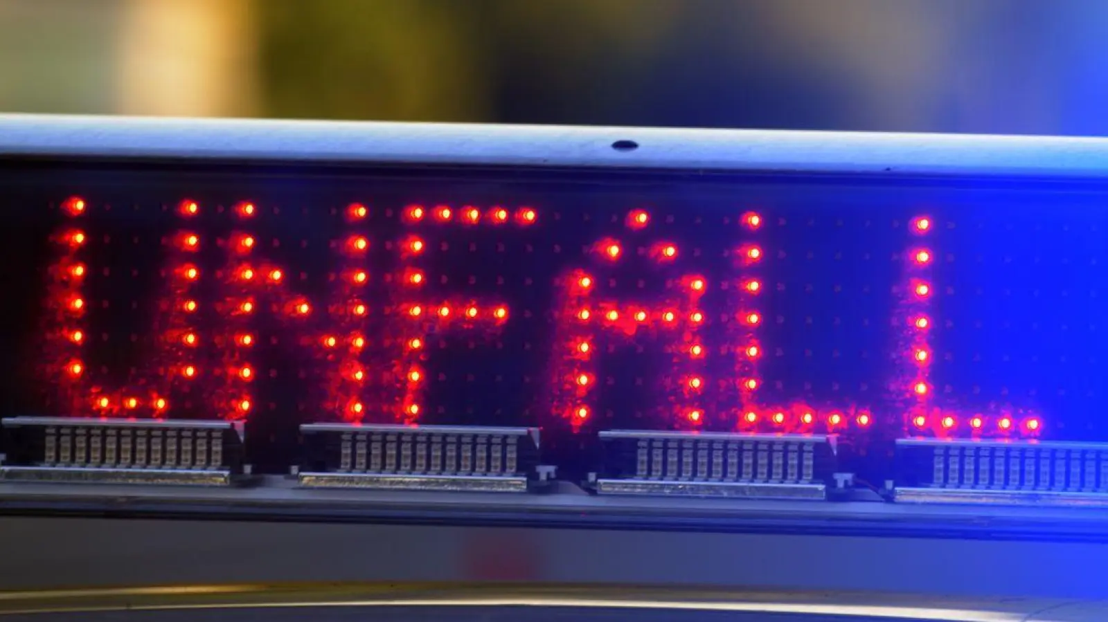Die Polizei sperrt für die Aufräumarbeiten die A6 in Richtung Heilbronn. (Symbolbild) (Foto: Stefan Puchner/dpa)