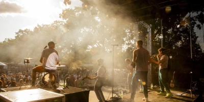 Sonne, gute Musik und „volles Haus“: So soll es auch bei der 46. Auflage des Weinturm Open Airs vom 8. bis 10. August über den Dächern Bad Windsheims wieder aussehen – hier ein Foto aus dem Vorjahr. (Foto: Evi Lemberger)