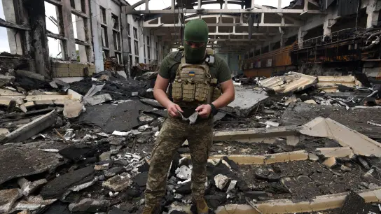 Inmitten von Trümmern: ein ukrainischer Soldat in einem durch russischen Beschuss zerstörten Sportkomplex der Polytechnischen Hochschule in Kiew. (Foto: Carol Guzy/ZUMA/dpa)