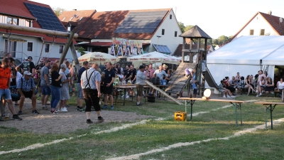 Nach dem Bieranstich durch Bürgermeister Herbert Albrecht starten die Holzfällermeisterschaften. Die Wittmanns Buam sorgen mit ihrer Stimmungsmusik für die musikalische Untermalung des Events. (Foto: Alexander Biernoth)