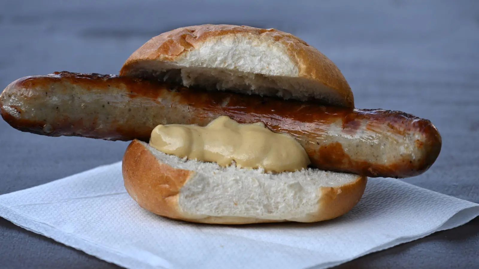 Bratwurst besteht eigentlich zu 100 Prozent aus echtem Fleisch. Die Firma Kupfer aus Heilsbronn mischt für ein Forschungsprojekt nun auch Zellkultur-Fleisch hinzu. (Symbolbild: Martin Schutt/dpa)