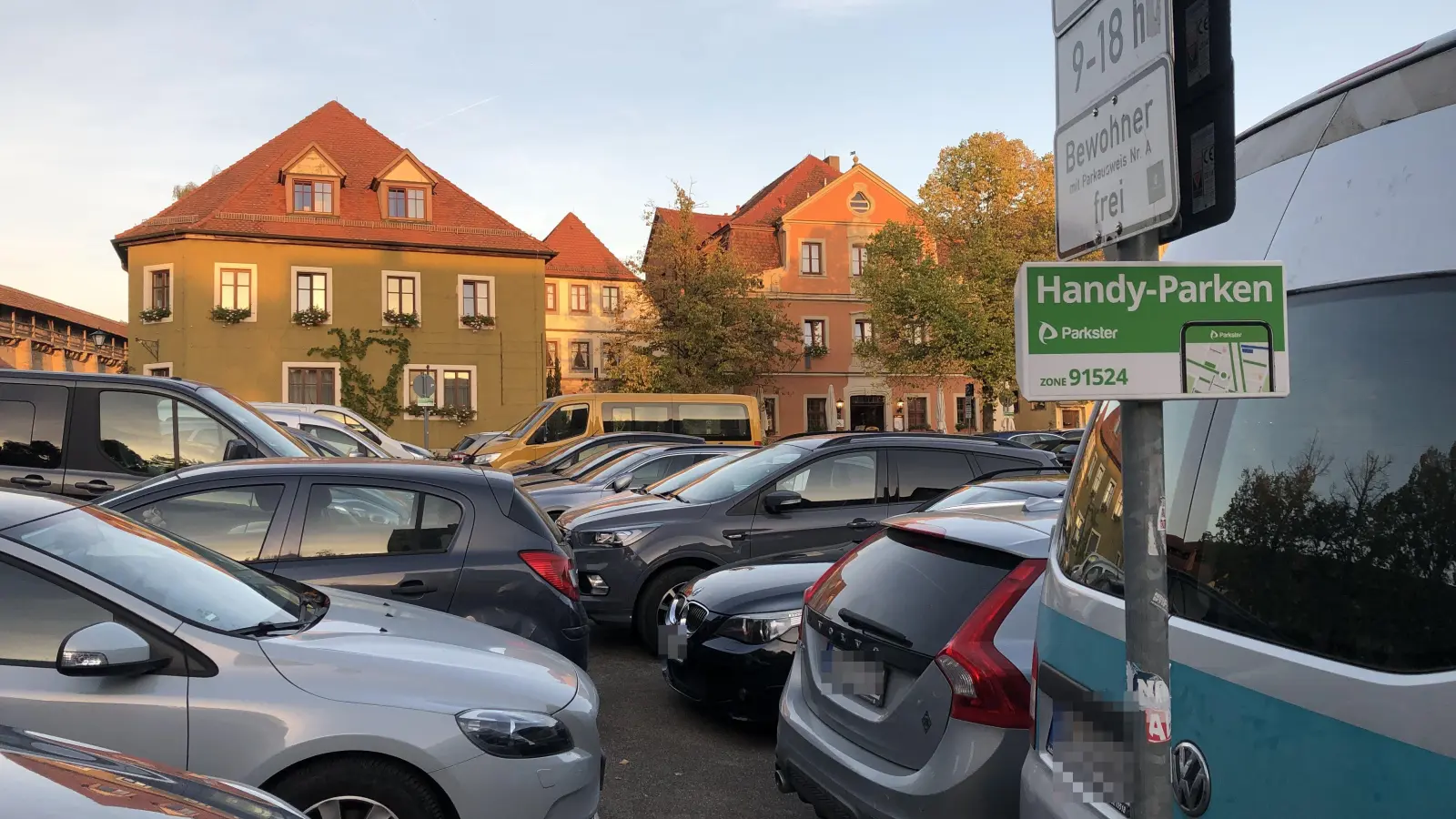 Für das Parken in der Stadt, wie hier am Schrannenplatz, soll auch mit Einführung der neuen Automaten im Mai 2024 weiterhin mit Bargeld bezahlt werden können. (Foto: Anna Beigel)