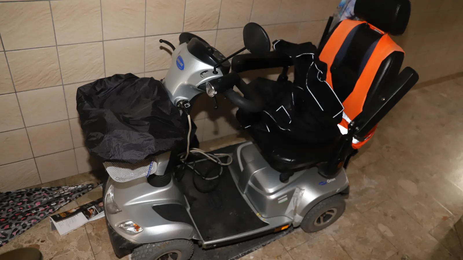 Mit diesem Elektromobil ist die 48-Jährige zu ihrer Arbeitsstelle unterwegs. Für etwa drei Kilometer braucht sie gut 40 Minuten. (Foto: Oliver Herbst)