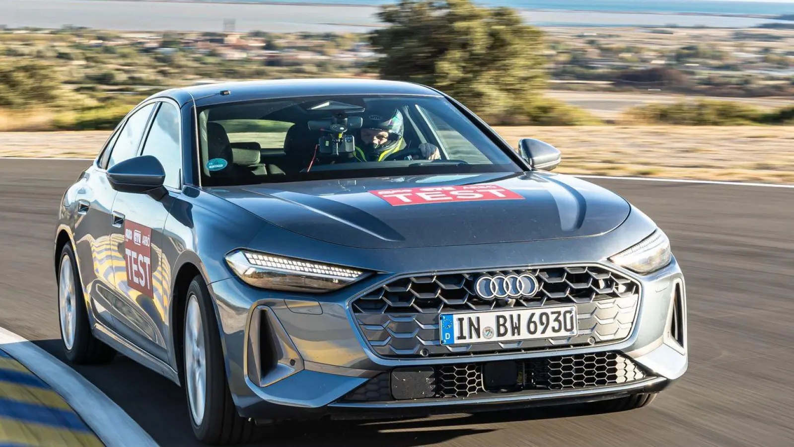 Vollgas auf der Teststrecke: Hier beweisen Sommerreifen, wie sie bei hohen Geschwindigkeiten Handling, Komfort und Fahrspaß verbinden. (Foto: GTÜ/dpa-tmn)