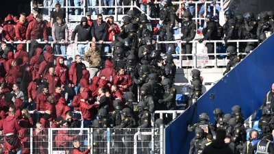 Die Polizei musste die Situation auf den Rängen nach dem Schlusspfiff beruhigen. (Foto: Uli Deck/dpa)