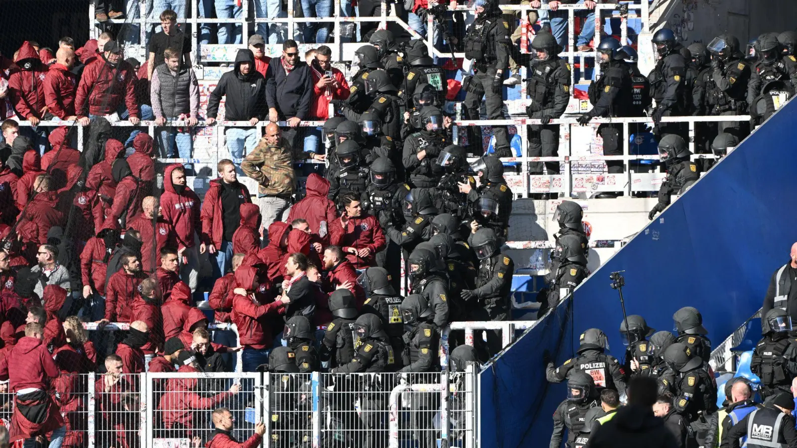 Die Polizei musste die Situation auf den Rängen nach dem Schlusspfiff beruhigen. (Foto: Uli Deck/dpa)