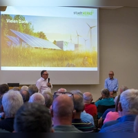 Beim Energie-Dialog beantwortete Stadtwerke-Chef Lothar Beckler (links) Fragen, Bürgermeister Dr. Ulrich Grünwald führte moderierend durch den Abend. (Foto: René Chlopotowski)