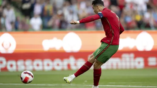 Portugals Cristiano Ronaldo erzielt das 2:0. (Foto: Laurent Gillieron/KEYSTONE/dpa/Archivbild)