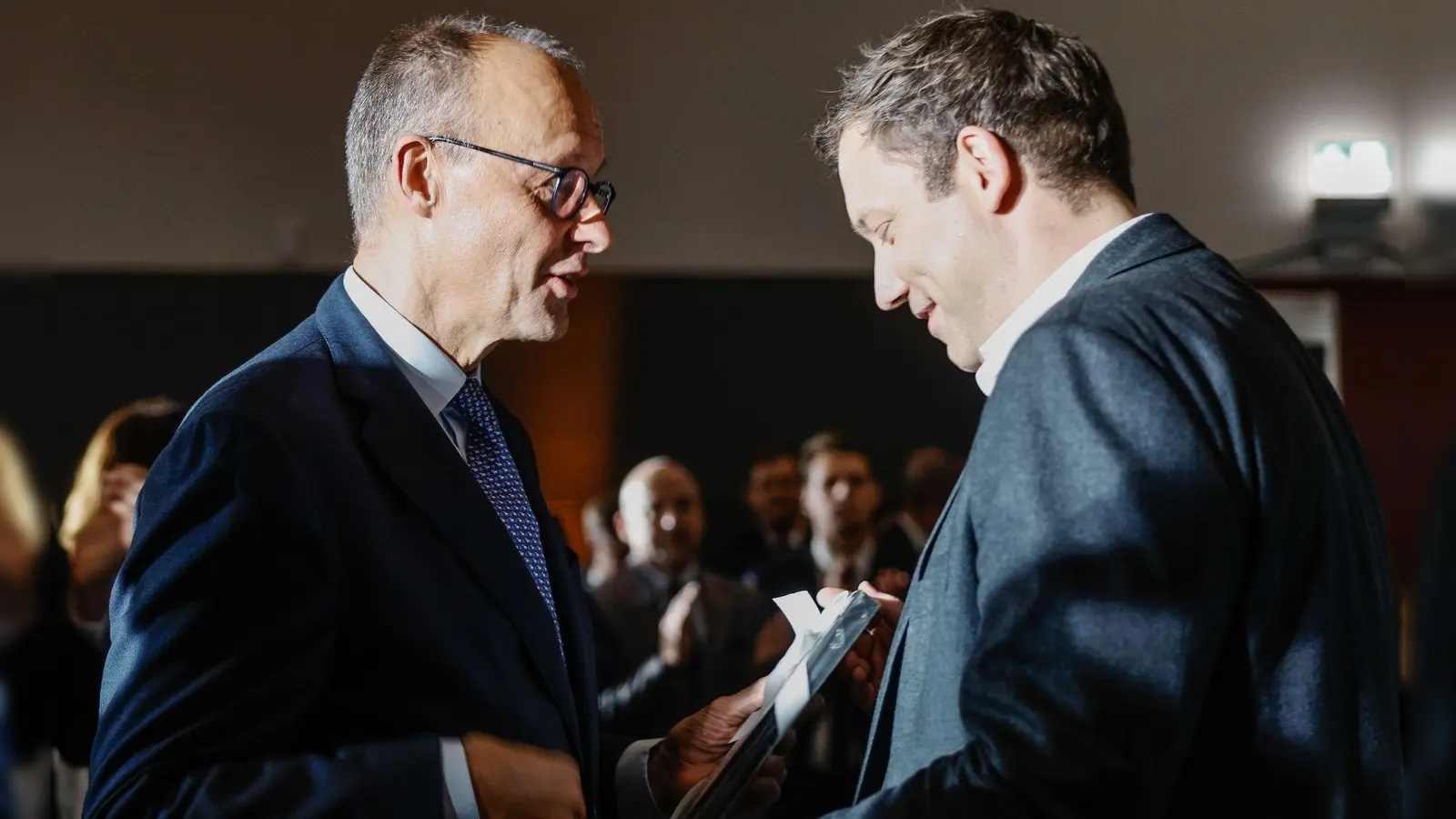 Ein Gespräch unter Kollegen: Regierungschef Merz und Vizekanzler Klingbeil unterhalten sich auf dem Empfang zu Merz&#39; 70. Geburtstag. (Foto: Tobias Koch/CDU/CSU-Fraktion im Deutschen Bundestag/dpa)