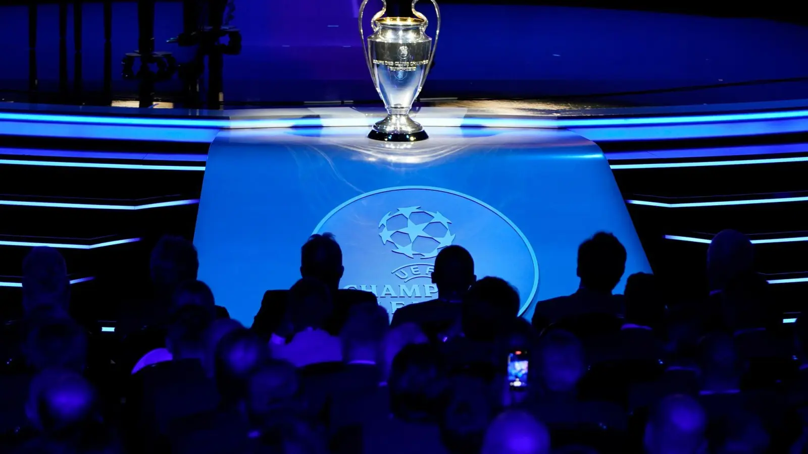 Die UEFA Champions-League-Trophäe steht auf einem Podest vor Beginn der Auslosung. (Foto: Daniel Cole/AP/dpa)
